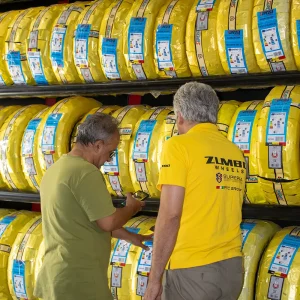 فروشنده در حال راهنمایی خریدار در آریا تایر